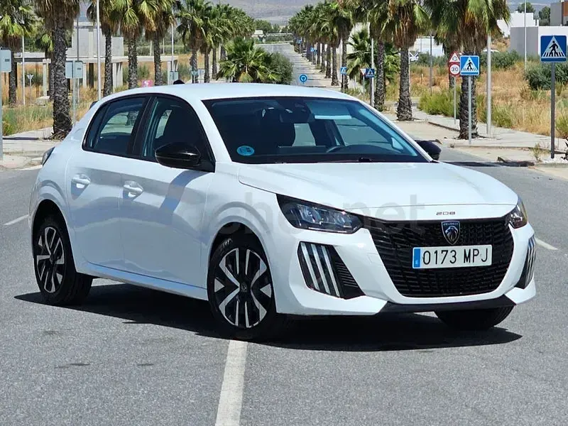Usado Peugeot 208 Active 100 CV (73 kW) 2024 Blanco Utilitario