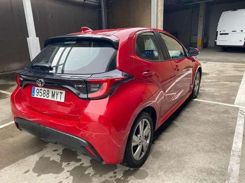 Usado Toyota Yaris Hybrid Active 116 CV (85 kW) 2025 Rojo Utilitario