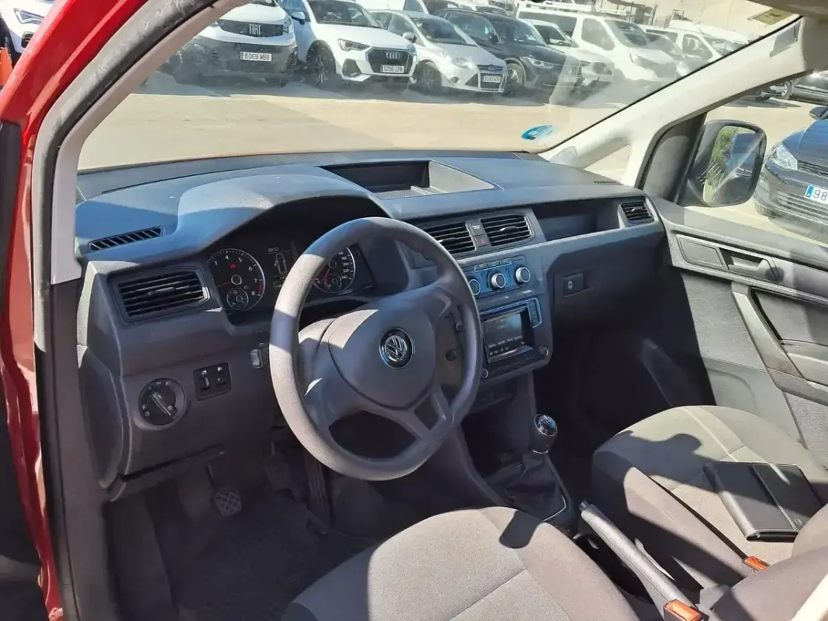 Usado VW Caddy 110 CV (80 kW) 2020 Rojo Monovolumen