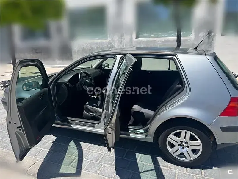 Usado VW Golf IV Highline 105 CV (77 kW) 2003 Gris / plata Berlina