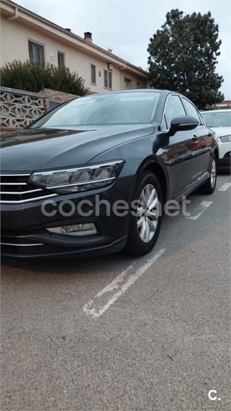 Gris / plata Usado 2021 VW Passat Business Berlina | 20.990 € (Precio justo) - Imagen 1/4