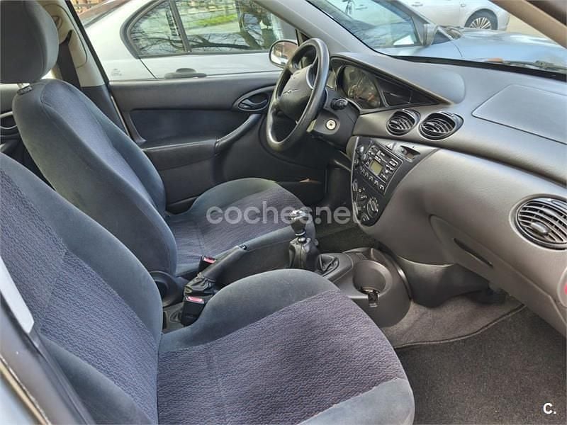 Usado Ford Focus Ambiente 90 CV (66 kW) 2000 Gris / plata Berlina