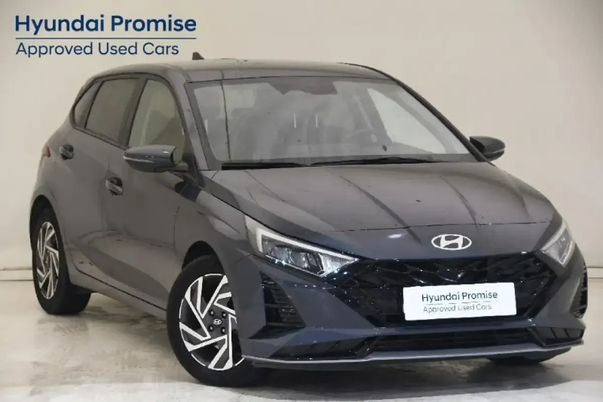 Usado Hyundai i20 100 CV (73 kW) 2025 Gris/plata Utilitario