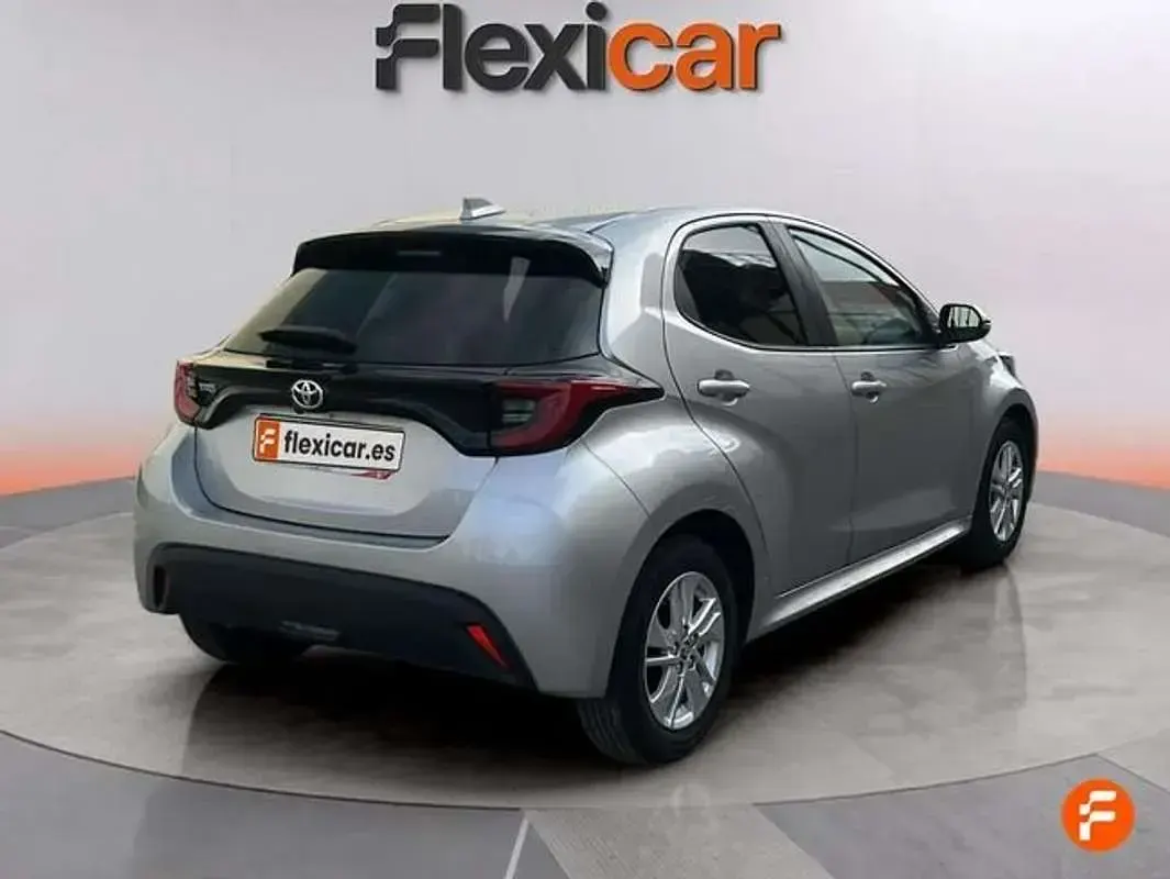 Usado Toyota Yaris Edition 125 CV (91 kW) 2022 Gris Utilitario