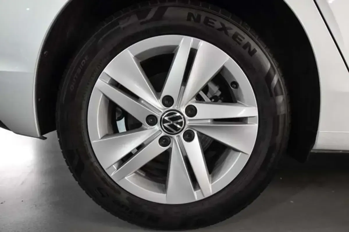 Usado VW Golf VII 110 CV (80 kW) 2021 Plateado Utilitario