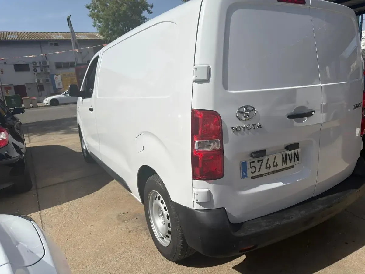 Usado Toyota Proace 102 CV (75 kW) 2024 Blanco Monovolumen