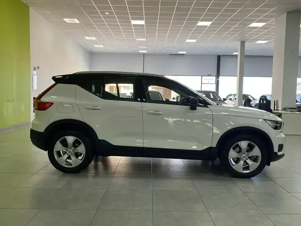 Begagnad Volvo XC40 Momentum 197 HK (144 kW) 2022 Vit SUV