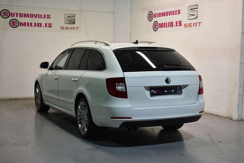 Usado Skoda Superb Elegance 160 CV (117 kW) 2011 Blanco Berlina