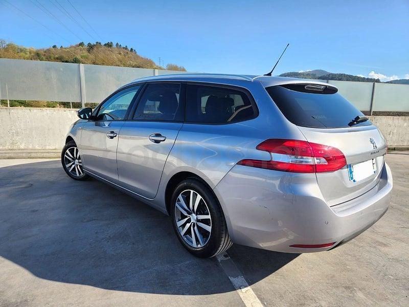 Usado Peugeot 308 SW Style 130 CV (95 kW) 2021 Gris / plata Familiar