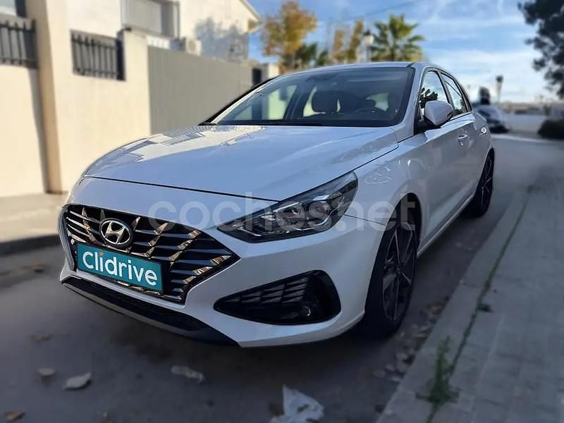 Usado Hyundai i30 110 CV (80 kW) 2024 Blanco Berlina