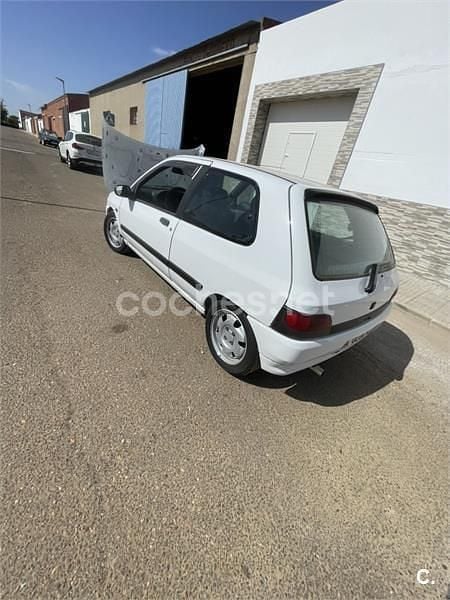 Usado Renault Clio 80 CV (58 kW) 1995 Blanco Berlina