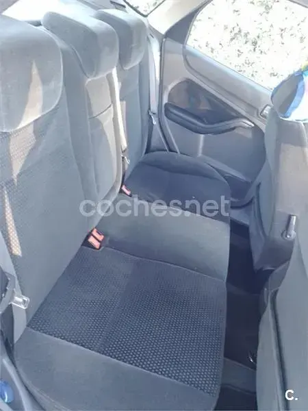 Usado Ford Focus Ghia 136 CV (100 kW) 2005 Gris / plata Berlina