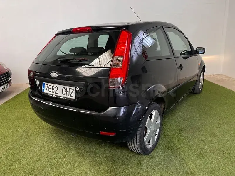 Usado Ford Fiesta Trend 100 CV (73 kW) 2003 Negro Utilitario