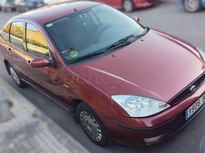 Usado Ford Focus Ghia 101 CV (74 kW) 2002 Granate Berlina