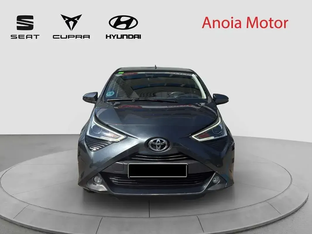 Usado Toyota Aygo X-play 72 CV (52 kW) 2020 Gris Utilitario