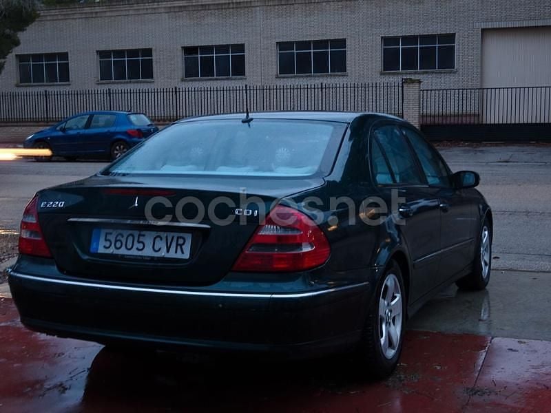 Usado Mercedes E220 Elegance 150 CV (110 kW) 2003 Verde Familiar