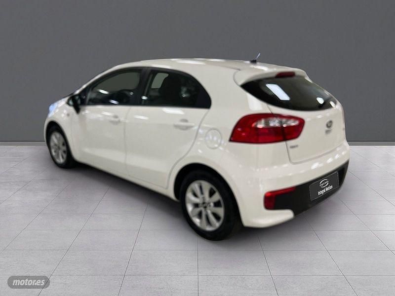 Usado Kia Rio 77 CV (56 kW) 2017 Blanco Berlina
