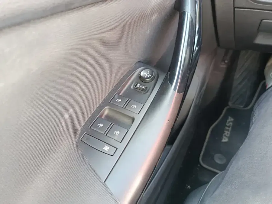 Usado Opel Astra 200 CV (147 kW) 2017 Negro