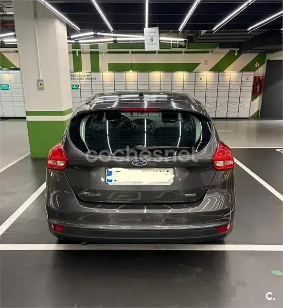 Usado Ford Focus Trend 125 CV (91 kW) 2015 Gris / plata Berlina