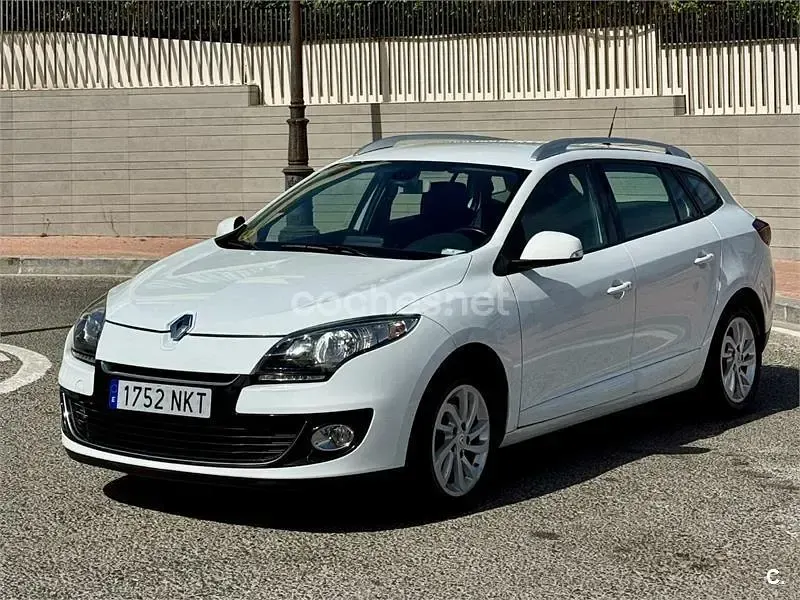 Usado Renault Mégane GrandTour Dynamique 110 CV (80 kW) 2013 Blanco Familiar