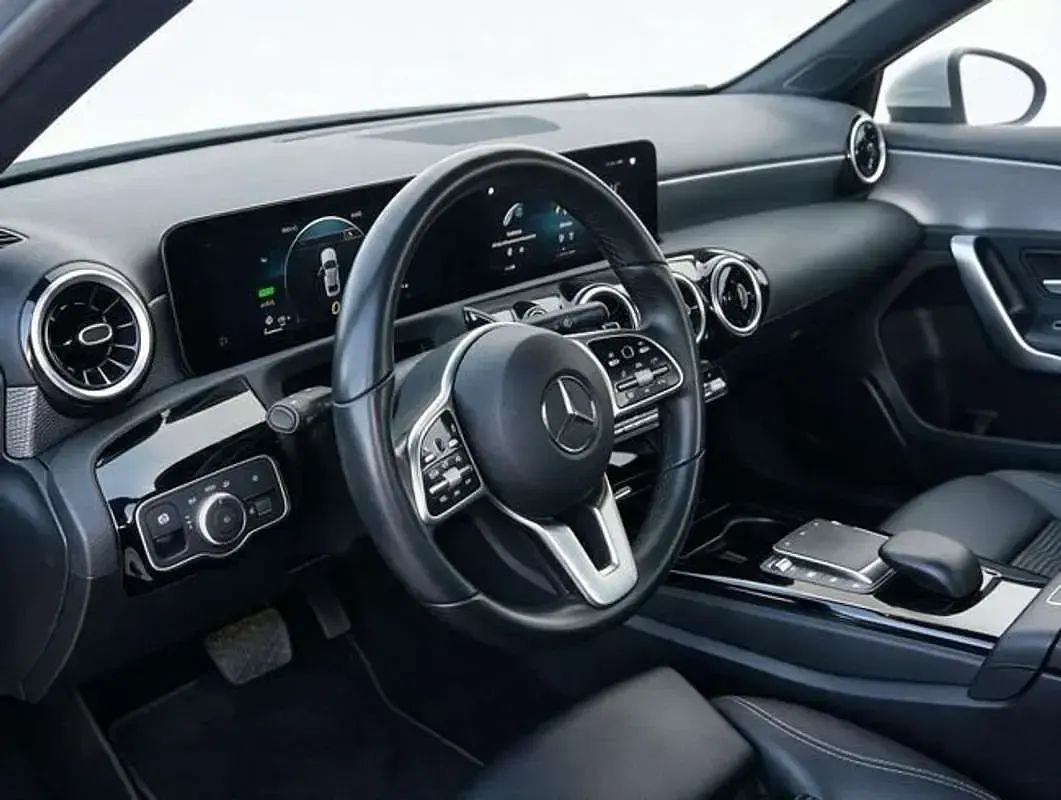 Usado Mercedes A250 218 CV (160 kW) 2022 Plateado Berlina