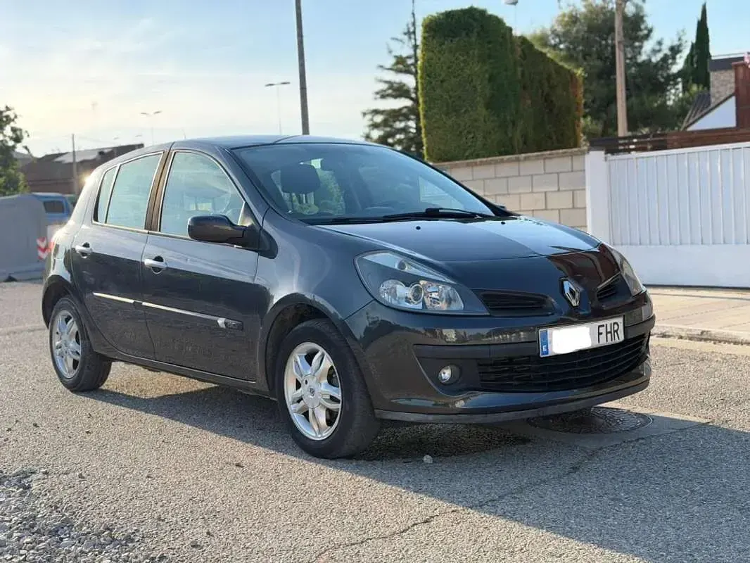 Usado Renault Clio II Dynamique 106 CV (77 kW) 2006 Gris Utilitario