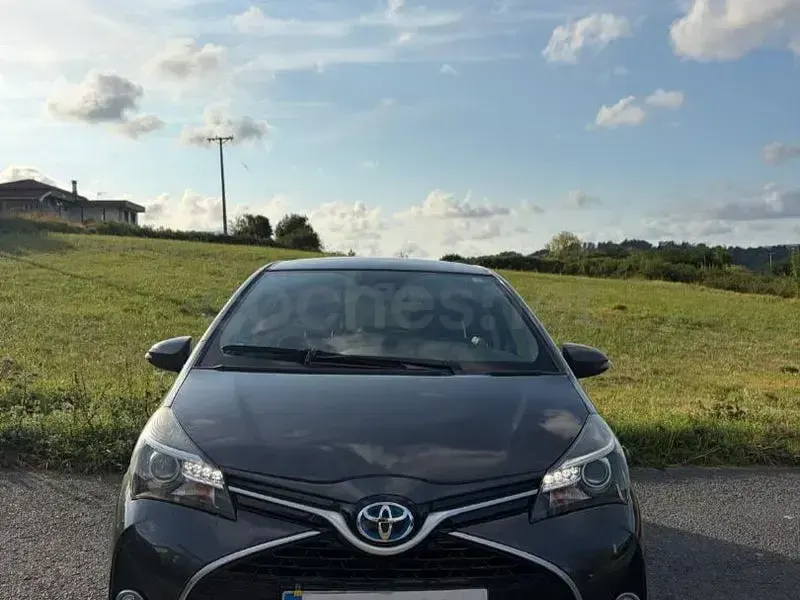 Usado Toyota Yaris Hybrid Advance 100 CV (73 kW) 2017 Gris / plata Berlina