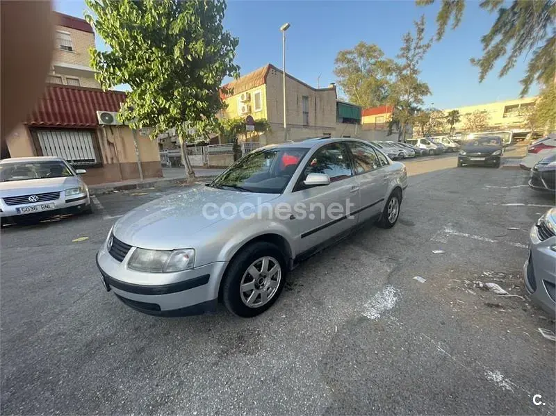 Usado VW Passat Comfortline 110 CV (80 kW) 1998 Gris / plata Familiar