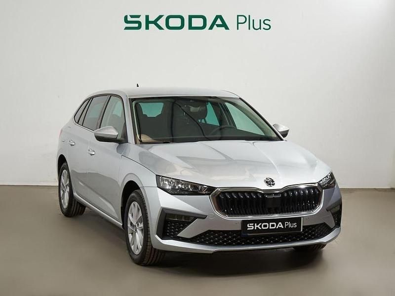 Usado Skoda Scala Selection 116 CV (85 kW) 2025 Gris plata Utilitario