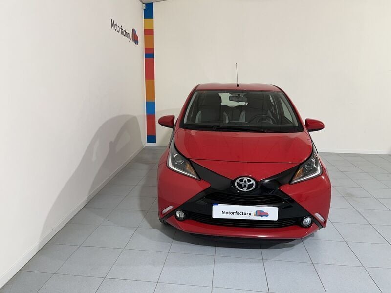 Usado Toyota Aygo X-play 69 CV (50 kW) 2018 Rojo Utilitario