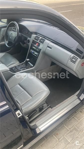Usado Mercedes E300 Avantgarde 177 CV (130 kW) 1998 Azul Berlina