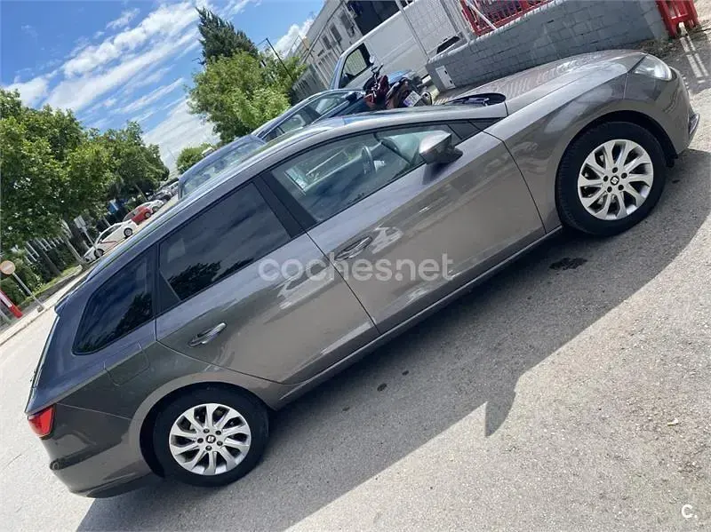 Usado Seat Leon ST Reference 105 CV (77 kW) 2014 Gris / plata Familiar