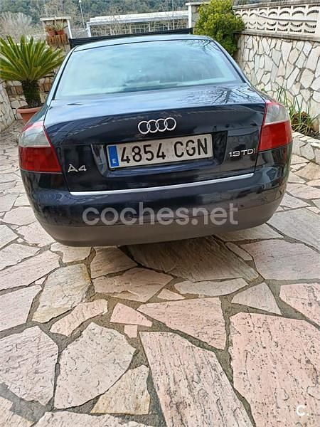 Usado Audi A4 130 CV (95 kW) 2003 Azul Berlina