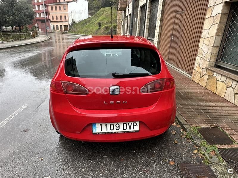 Usado Seat Leon Sport 105 CV (77 kW) 2006 Rojo Utilitario