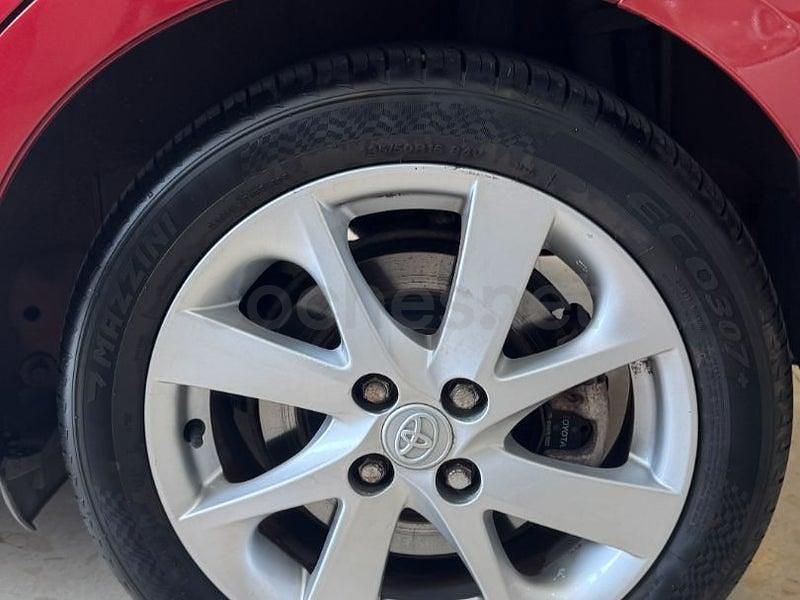 Usado Toyota Yaris Hybrid Advance 100 CV (73 kW) 2013 Rojo Berlina