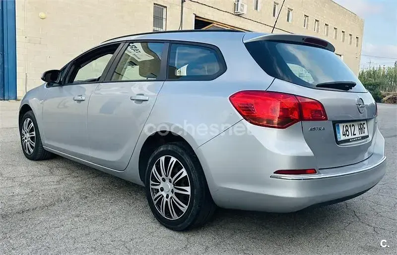 Usado Opel Astra Business 110 CV (80 kW) 2013 Gris / plata Familiar