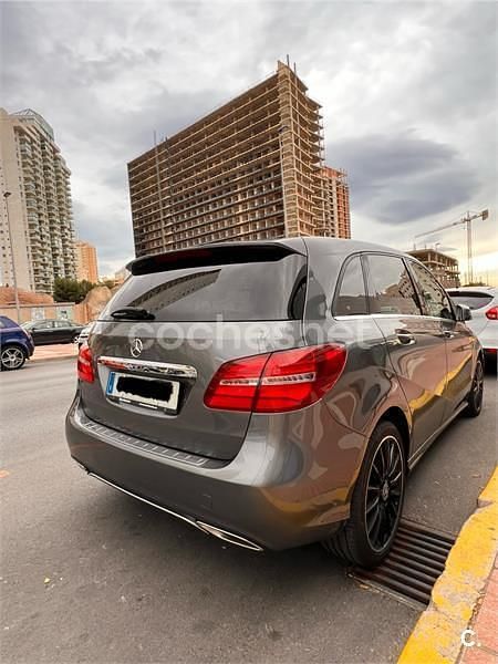 Usado Mercedes B200 136 CV (100 kW) 2018 Gris / plata Monovolumen