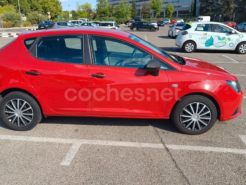 Usado Seat Ibiza Reference 90 CV (66 kW) 2013 Rojo Berlina
