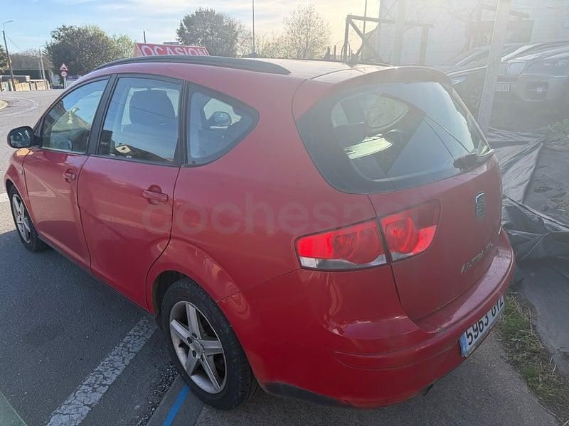 Usado Seat Altea XL Reference 105 CV (77 kW) 2010 Rojo Monovolumen