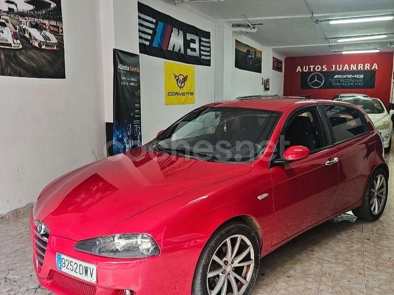 Rojo Usado 2006 Alfa Romeo 147 Distinctive Utilitario | 3490 € (Precio justo) - Imagen 1/4
