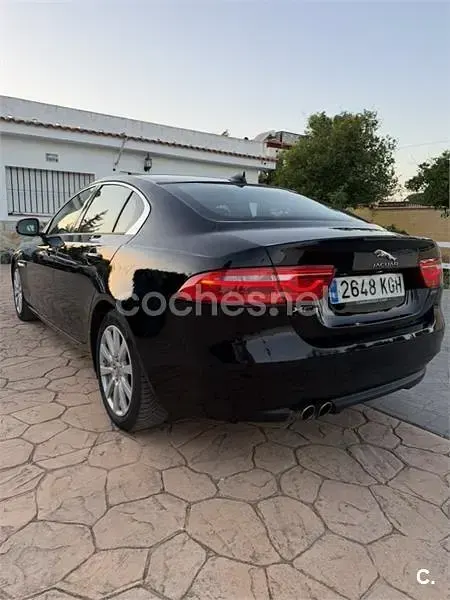 Usado Jaguar XE Prestige 180 CV (132 kW) 2017 Negro Berlina