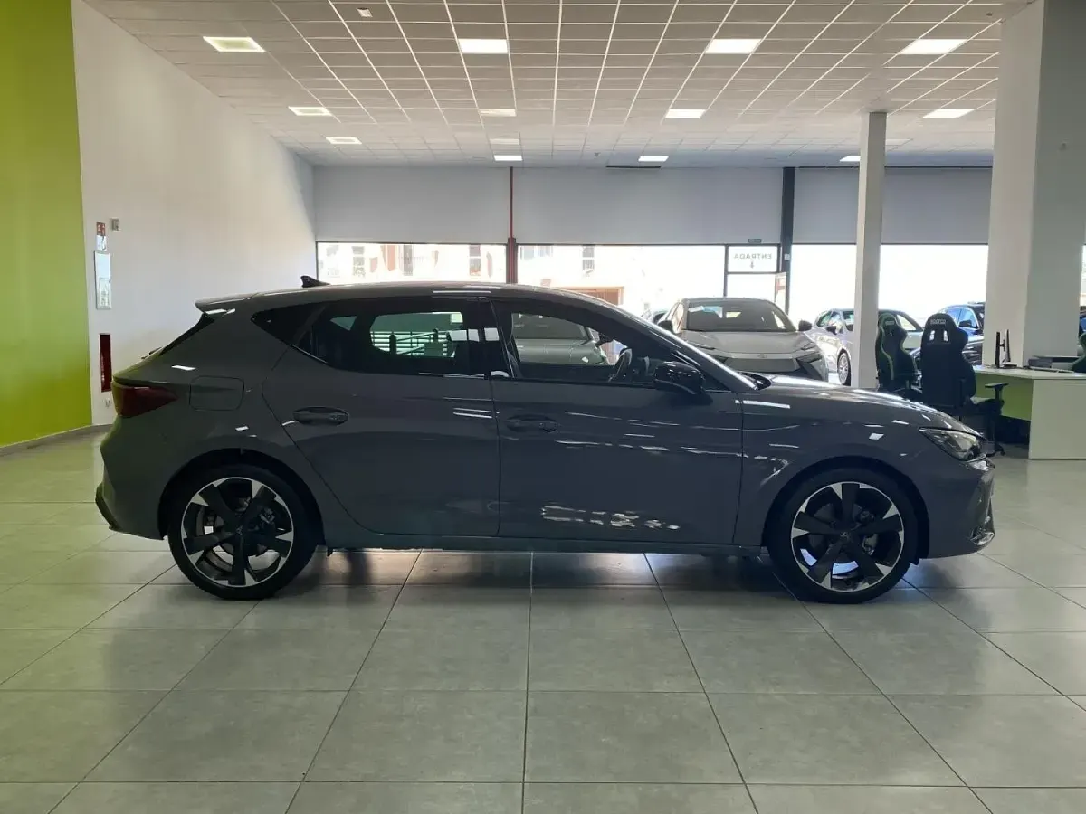 Usado Cupra Leon 150 CV (110 kW) 2025 Gris / plata Berlina