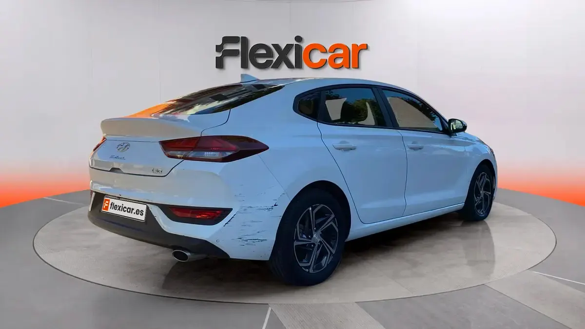 Usado Hyundai i30 120 CV (88 kW) 2022 Blanco Berlina