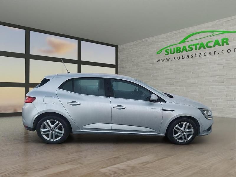 Usado Renault Mégane IV Business 90 CV (66 kW) 2018 Plateado Berlina
