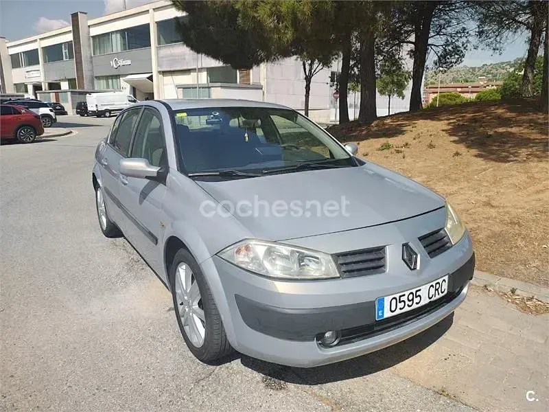 Usado Renault Mégane II Authentique 80 CV (58 kW) 2003 Gris / plata Berlina