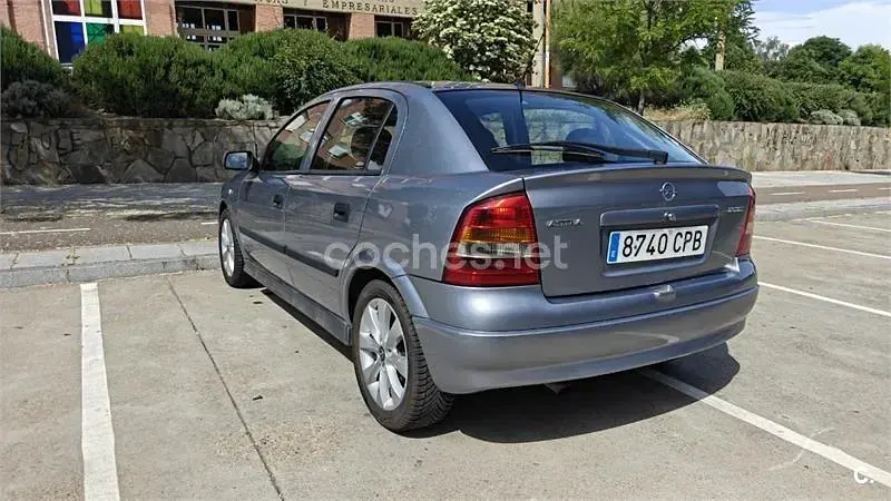Usado Opel Astra Enjoy 80 CV (58 kW) 2003 Gris / plata Berlina