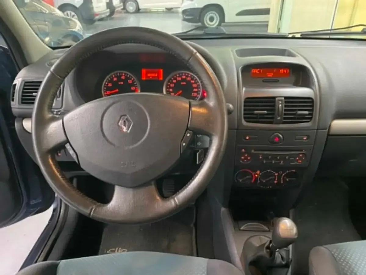 Usado Renault Clio II 75 CV (55 kW) 2006 Gris Utilitario