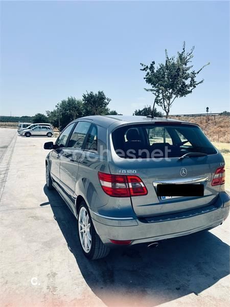 Usado Mercedes B180 109 CV (80 kW) 2011 Gris / plata Monovolumen