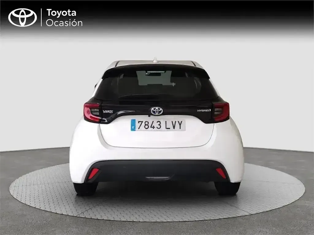 Usado Toyota Yaris Hybrid Active 116 CV (85 kW) 2022 Blanco Monovolumen