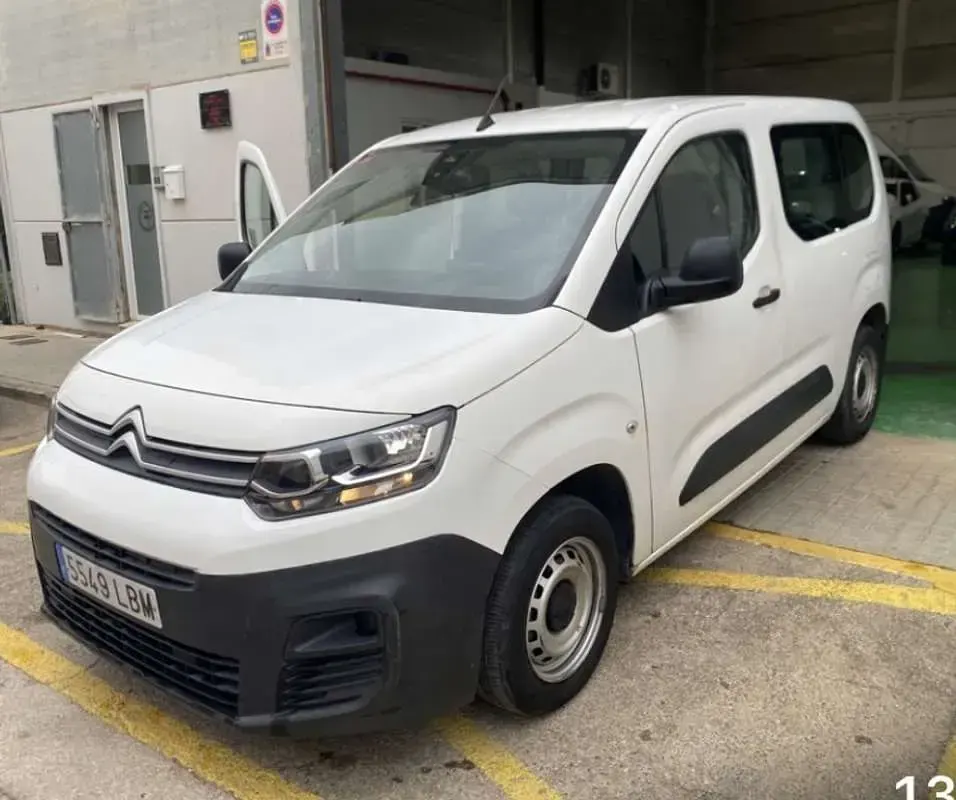 Usado Citroën Berlingo Live 102 CV (75 kW) 2021 Blanco Monovolumen